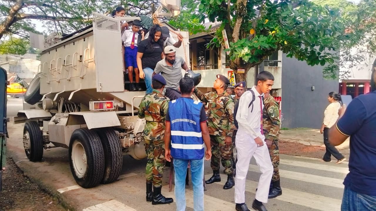 Army assists schoolchildren in flood-hit Malimbada… - image 3