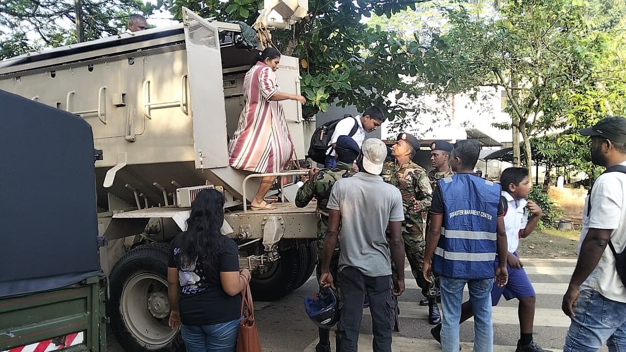 Army assists schoolchildren in flood-hit Malimbada… - image 4