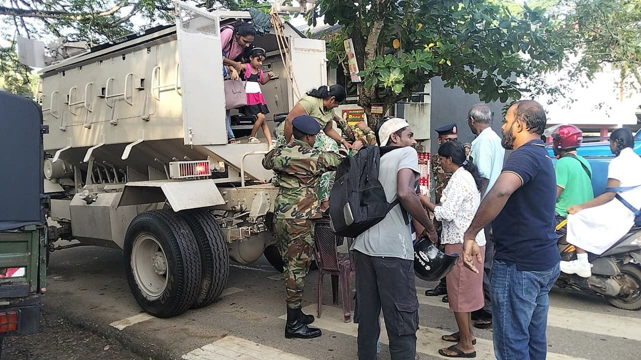 Army assists schoolchildren in flood-hit Malimbada… - image 5