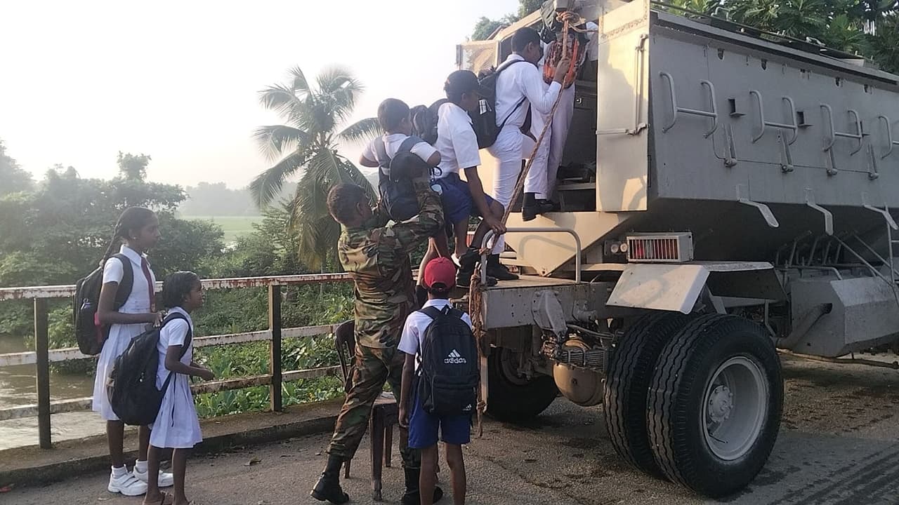 Army assists schoolchildren in flood-hit Malimbada… - image 12