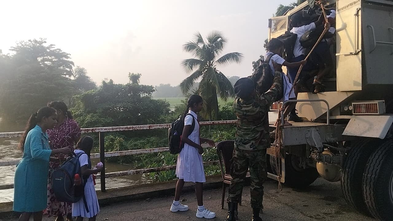 Army assists schoolchildren in flood-hit Malimbada… - image 13